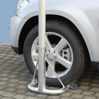 Autofuß unter dem PKW-Rad