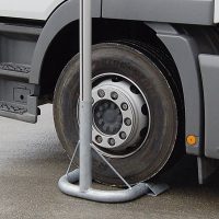 Autofuß unter dem LKW-Rad