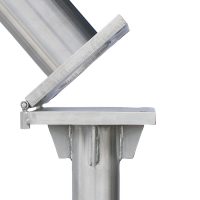 Mast auf der Kipphalterung umgelegt