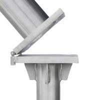 Mast auf der Kipphalterung umgelegt