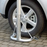 Autofuß unter dem PKW-Rad