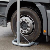 Autofuß unter dem LKW-Rad
