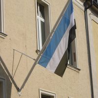 Schrägstange mit Fahne an der Fassade