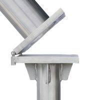 Mast auf der Kipphalterung umgelegt