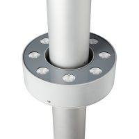 LED-Ring am Mastfuß, strahlt die Fahne von unten an